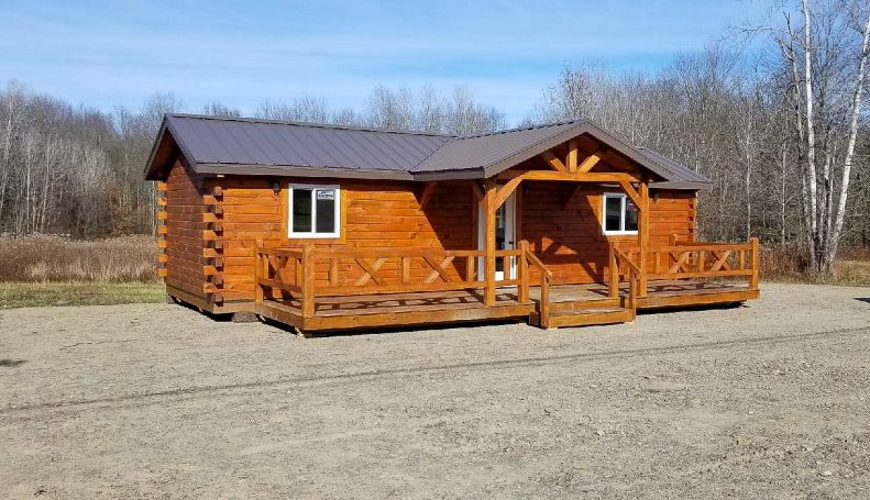 Custom built wooden 1 bedroom log cabin surround by woods.